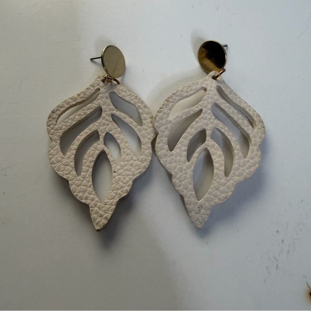 Cream Leaf Cutout Earrings
